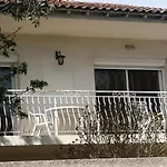 Daire Dans Avec Jardin Et Piscine Privee *