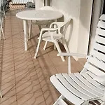 Daire Dans Avec Jardin Et Piscine Privee *