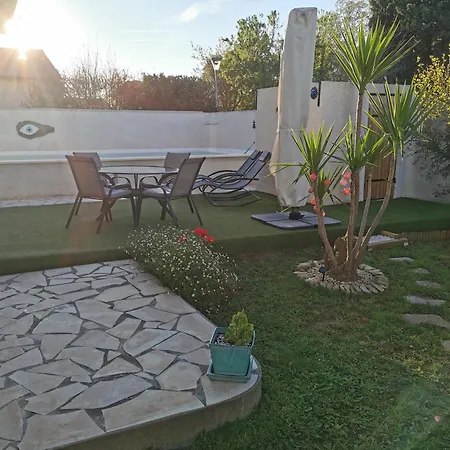 Dans Avec Jardin Et Piscine Privee 4 Personnes *