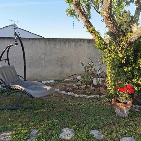 Dans Avec Jardin Et Piscine Privee 4 Personnes *