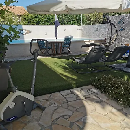 Dans Avec Jardin Et Piscine Privee 4 Personnes