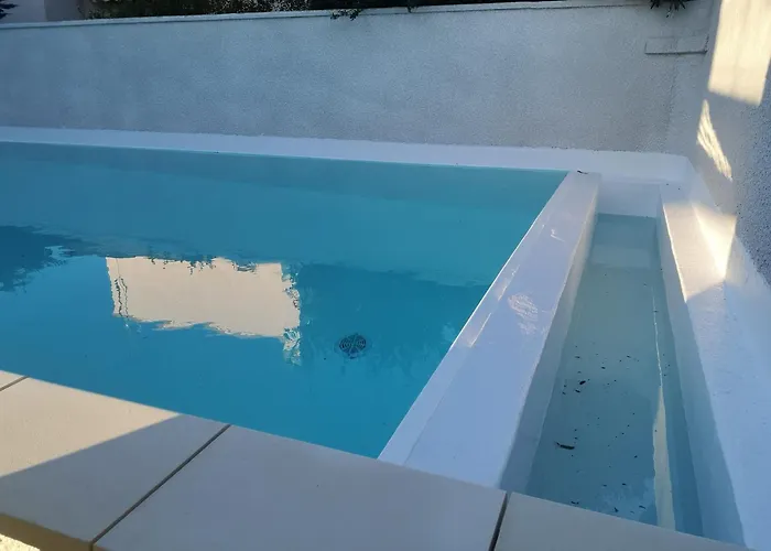 Dans Avec Jardin Et Piscine Privee *